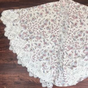 Victoria secret Paisley print silk robe/kimono with lace trim detail